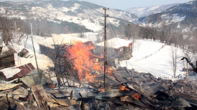 Yangın 7 evi kül etti