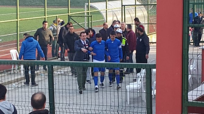 Taraftarın attığı taş futbolcunun burnunu kırdı
