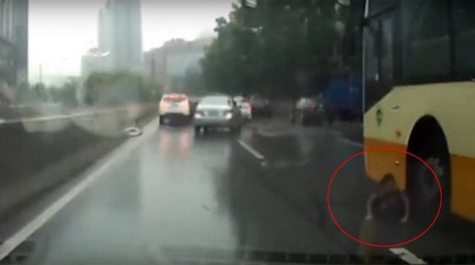 Dengesini kaybedince otobüsün altında kaldı