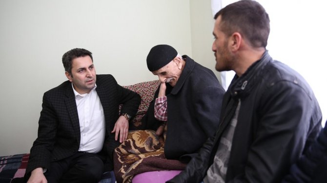 O Babasının eli, ayağı ve gözü oldu