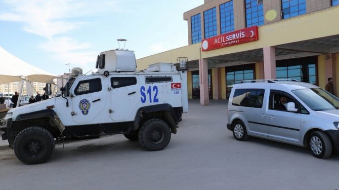 Hastane önünde silahlı kavga: 1 ölü, 1’i polis 3 yaralı