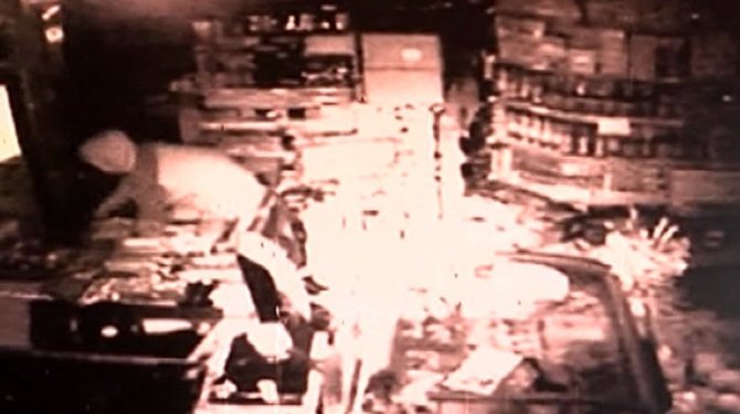 1 buçuk dakikada 10 bin liralık sigara çaldılar