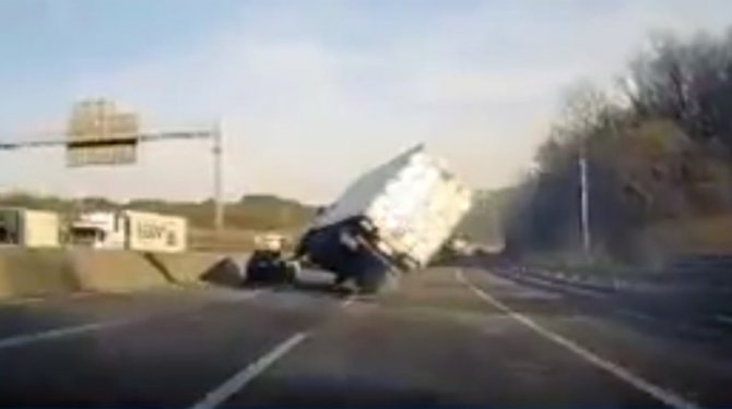 Kontrolden çıktı, iki tekerlek üzerinde seyretti