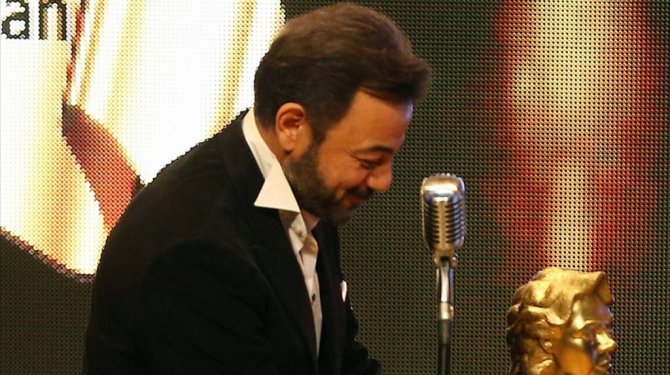 'Sadri Alışık halkı halka halkın diliyle anlattı'