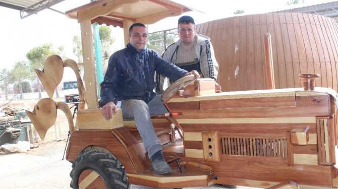 Ahşaptan traktör görenleri şaşırttı