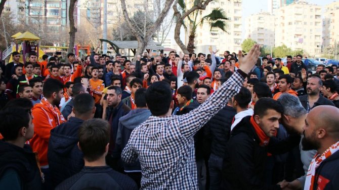 Adanaspor taraftarlarından protesto
