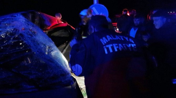 İşçi servisi ile otomobil çarpıştı: 2 ölü, 5 yaralı