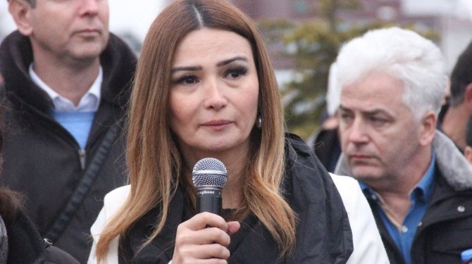 Azeri vekil gözyaşlarını tutamadı