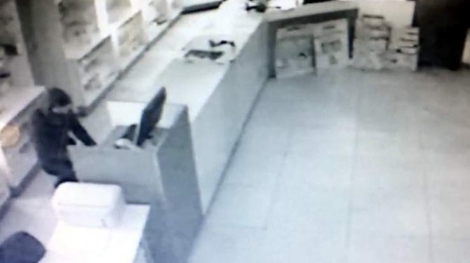 Eczaneyi soyan hırsız kamerada