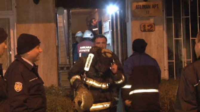 Alevlerin arasında kalan kadının imdadına komşuları yetişti