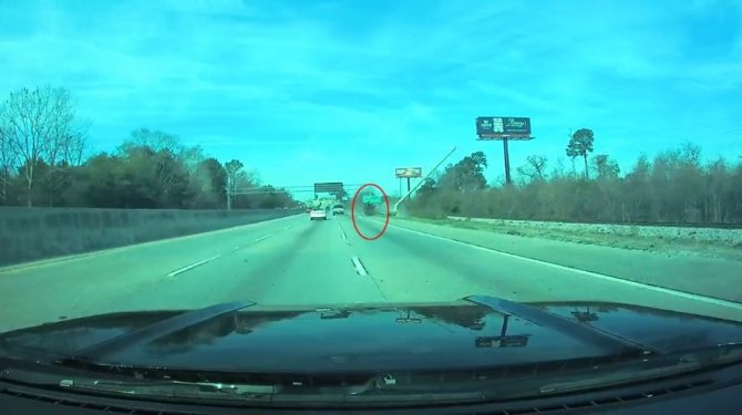 Otomobil direği devirip yan döndü