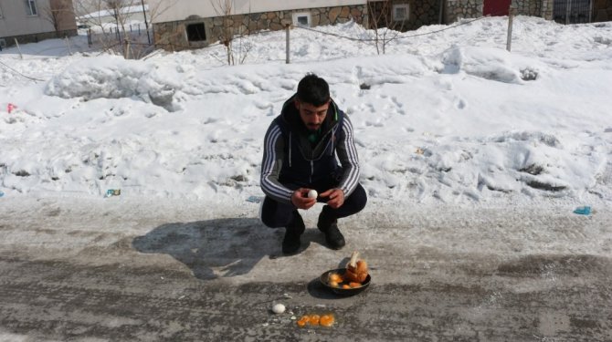 Asfalta kırılan yumurta bu kez dondu