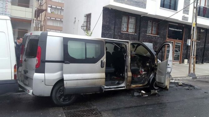 Park halindeki minibüs alev alev yandı