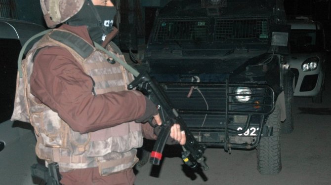 Silah kaçakçısının evinden Gülen kitabı çıktı