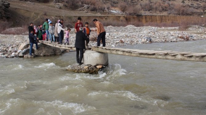 Okullarına yetişebilmek için hayatlarını riske atıyorlar
