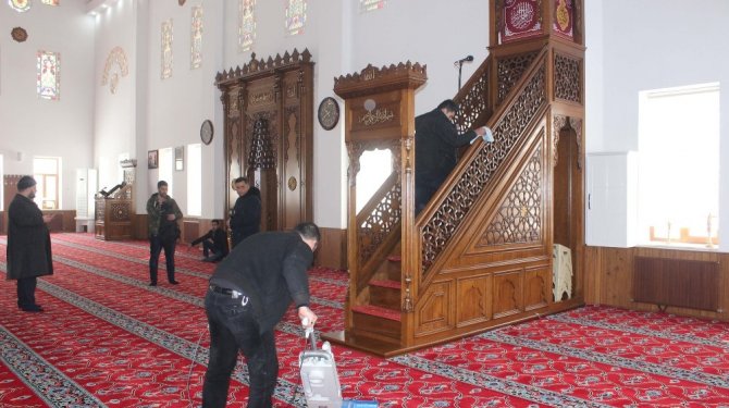 Hükümlülerden cami temizliği
