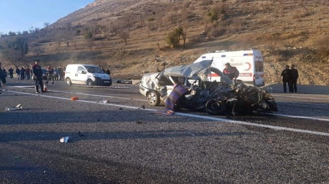 Katliam gibi kaza: 4 ölü, 2 yaralı