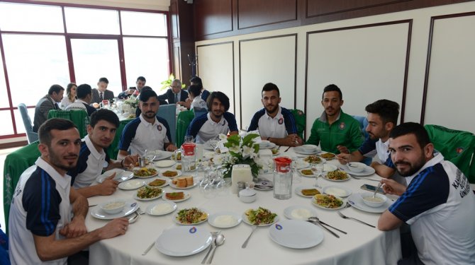 KSÜ Salon Futbolu Takımlarıyla Yemekte Bir Araya Geldi