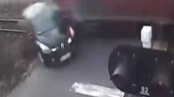 Uyarılara aldırmayan sürücü bu kazada ağır yaralandı