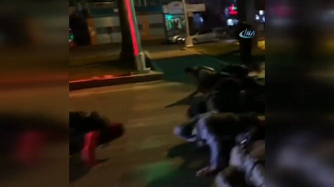 Burası Adana! Kırmızı ışıkta şınav çektiler