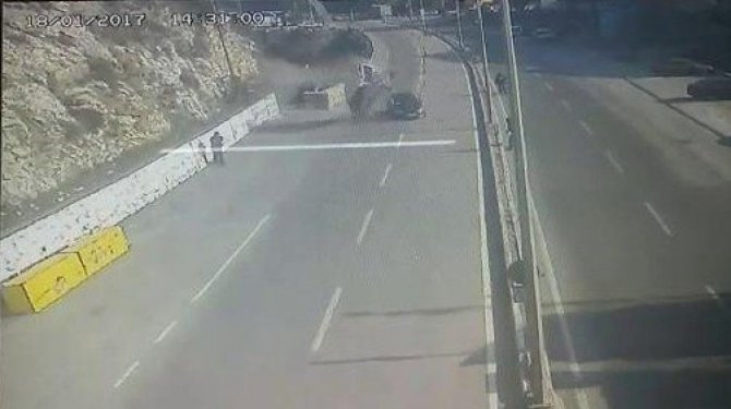 Otomobilin üzerine başka bir araç düştü