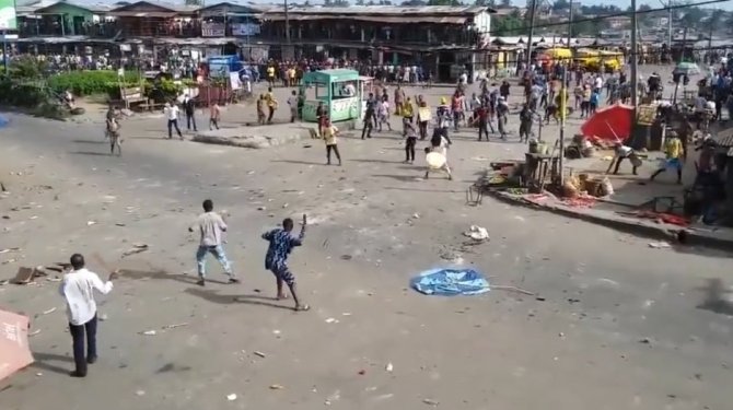 Pazar yeri savaş alanına döndü; sert cisimler havada uçtu