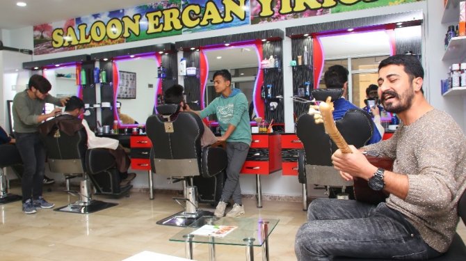 Sazlı sözlü tıraş keyfi yaşatıyor