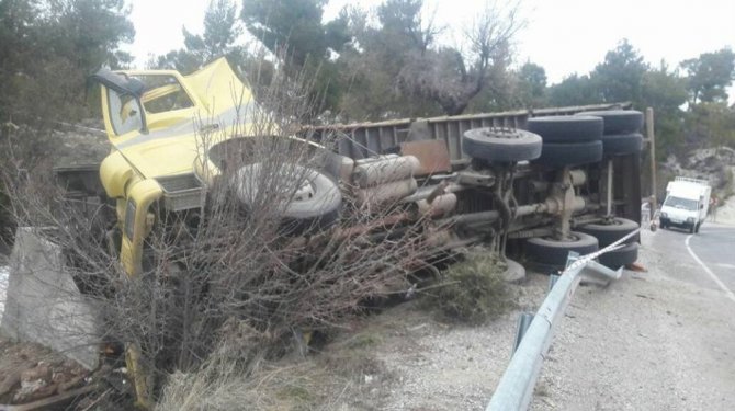 Denizli’de kamyon devrildi: 2 ölü