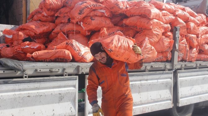 Üniversite öğrencisi kömür taşıyarak okuyor