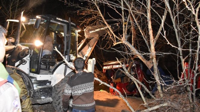 Otomobil dereye uçtu: 2 ölü, 1 yaralı, 1 kayıp