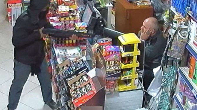 Soyguncuyu veresiye defteriyle kovaladı