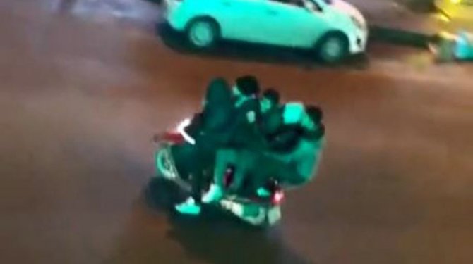 Motosiklete 5 kişi bindiler