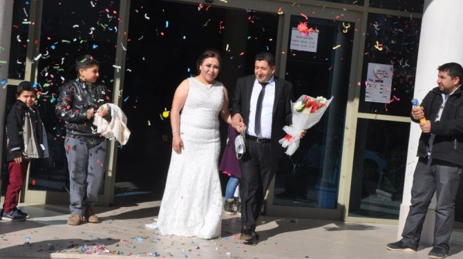 Uçağa alınmayan damat kendi düğününü kaçırdı