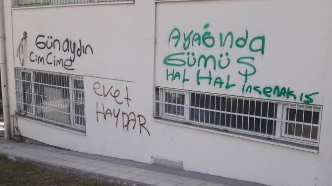 Kabus oldu: Camları kırıyor, yazılar yazıyor