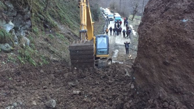 Toprak kayması yol kapattı