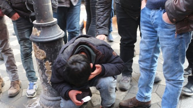 Kafasına buz sarkıtı düştü!