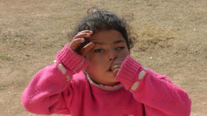 Elif,  göz kapaklarını parmaklarıyla açarak görebiliyor