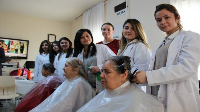 Lise öğrencileri huzurevinin sultanlarına saç bakımı yaptı