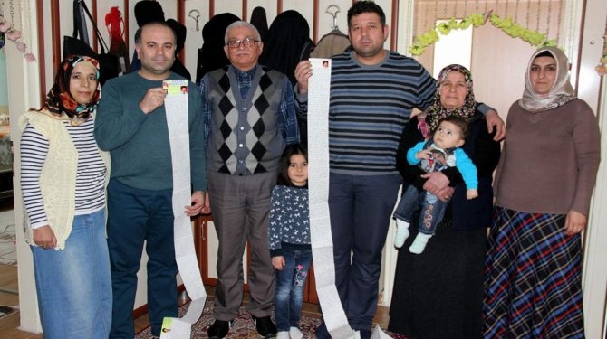 Askerdeki oğullarına 5’er metrelik mektup yazmış