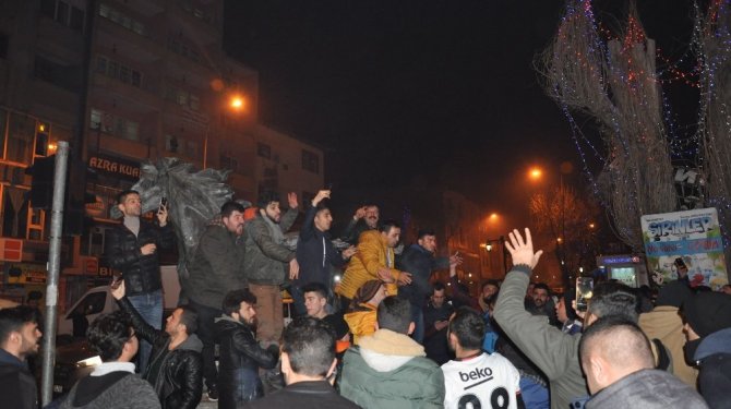 Beşiktaşlılar sokağa döküldü