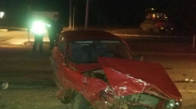 İki araç çarpıştı: 1 ölü, 5 yaralı