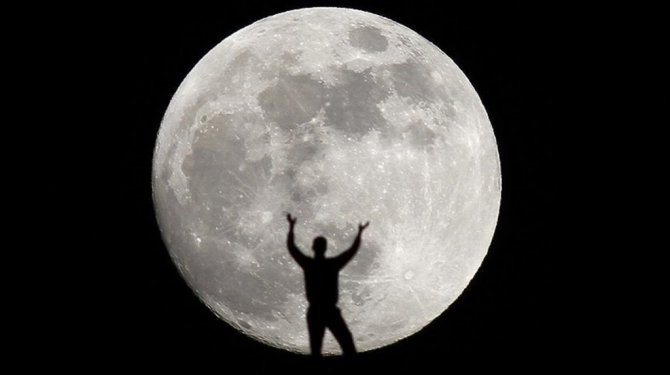 SpaceX'ten Ay'ın çevresinde uçuş imkanı