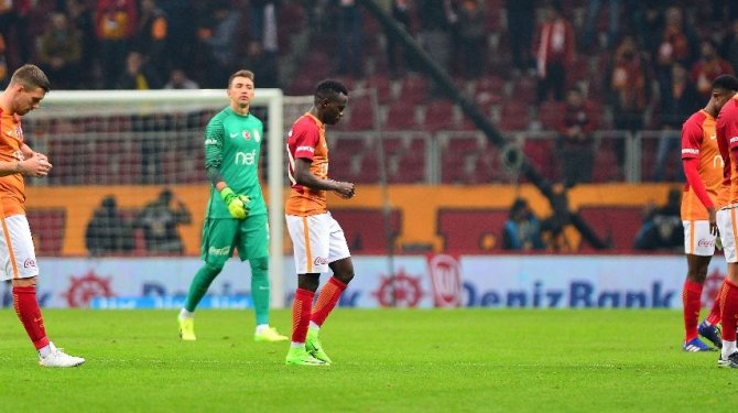 Galatasaray lig yarışının uzağında kaldı