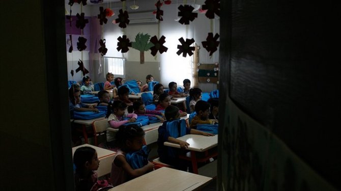 Suriyeliler için 2 bin 78 eğitim personeli alınacak
