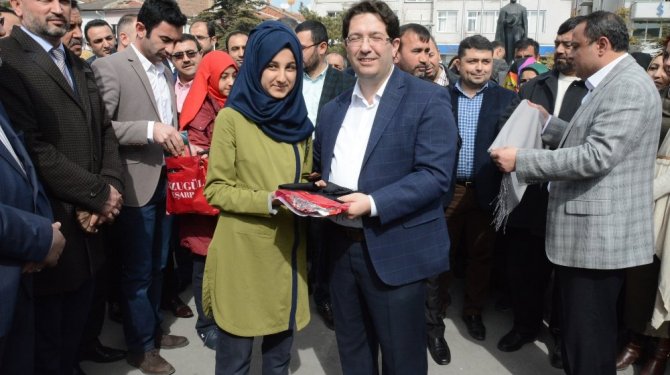 28 Şubat’ın yıl dönümünde başörtüsü dağıtıldı