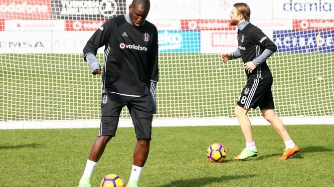 Demba Ba ve Caner topla çalışmalara başladı