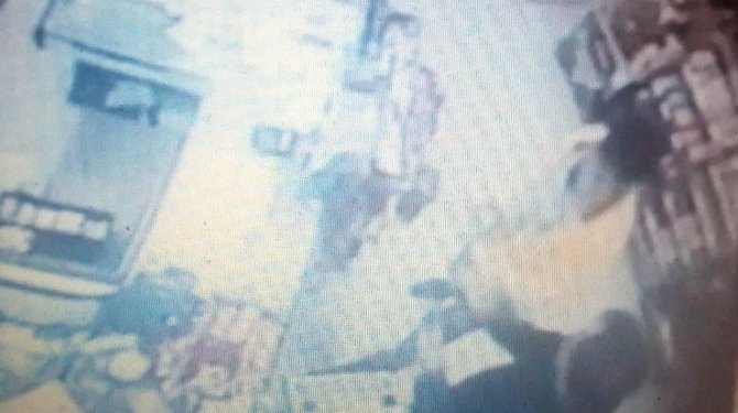 Maskeli soyguncular marketçiyi darp edip kaçtı