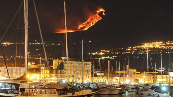 Etna Yanardağı yeniden faaliyete geçti