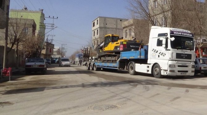İş makineleri Suriye'ye gönderildi