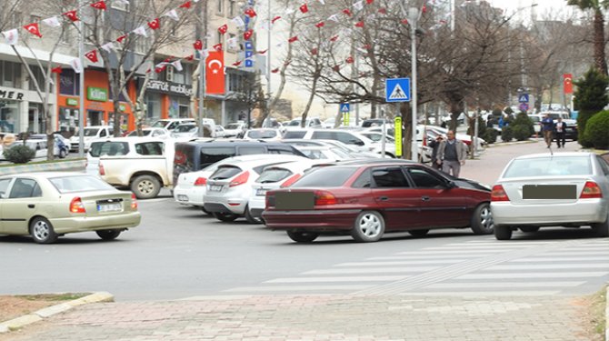 Yayalar İçin mi Araç Parkı İçin mi?